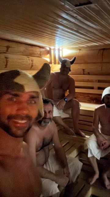 Parta chlapů v sauně – kemp Návrat zdravého muže