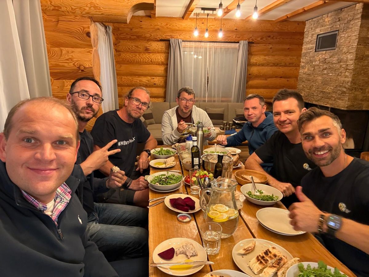 Společná večeře party na kempu Návrat zdravého muže